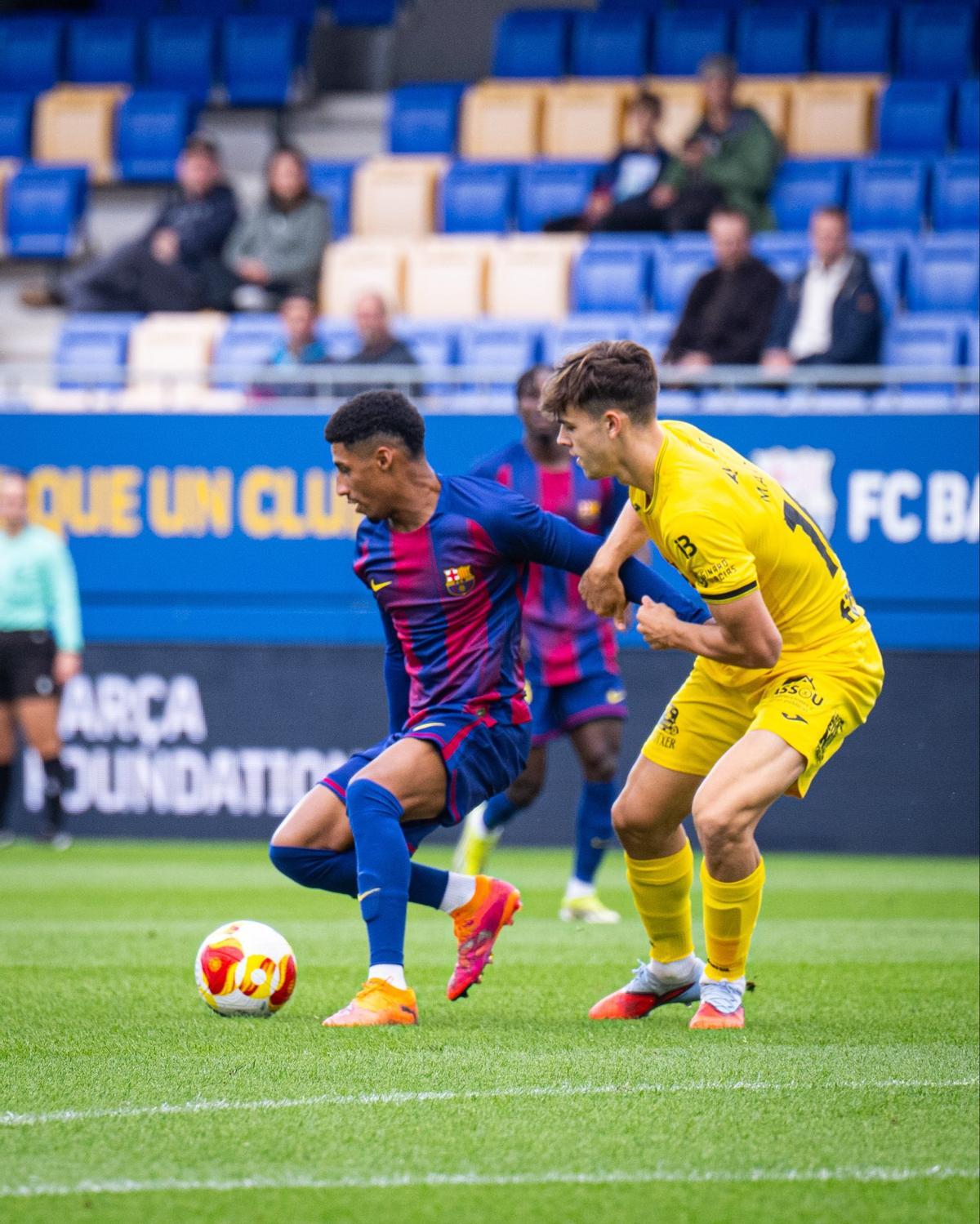 Ureña, en un partido con el filial del Barcelona y ante un rival.