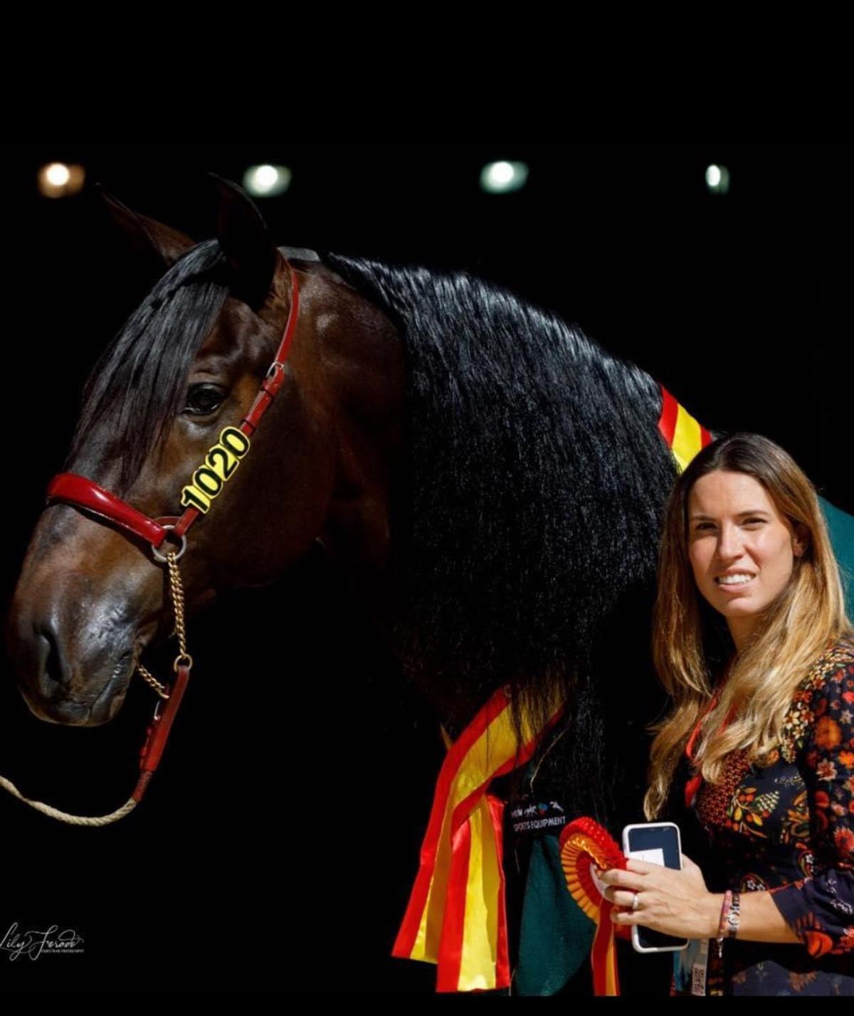 Lorena Morales posa con su caballo tras ganar un concurso.