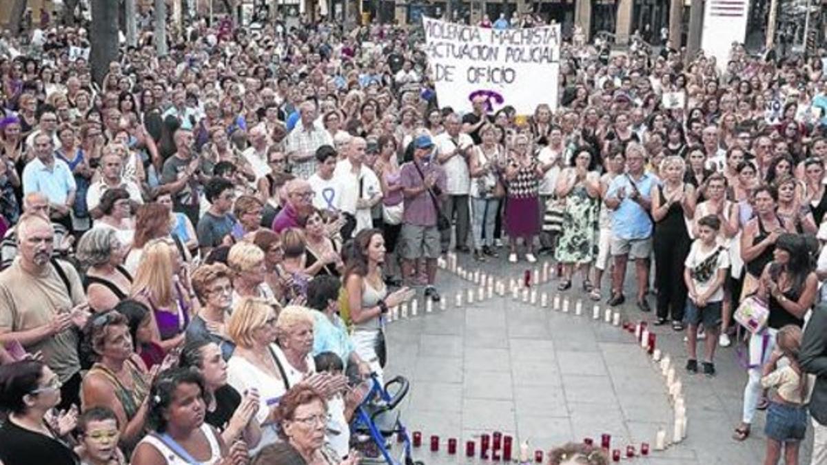 Concentración en Castelldefels contra las muertes por violencia machista.