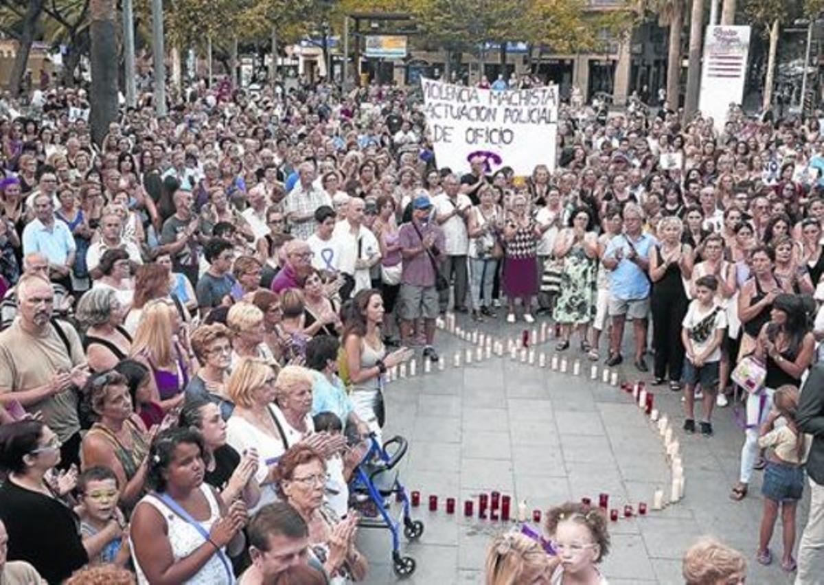 Concentració a Castelldefels contra les morts per violència masclista.
