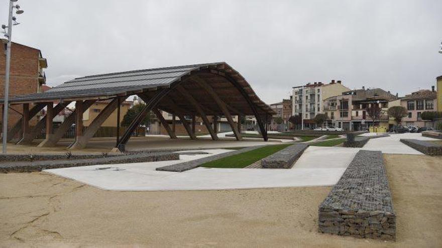 Una imatge de la nova plaça amb el cobert del batre, a punt per a la inauguració de diumenge