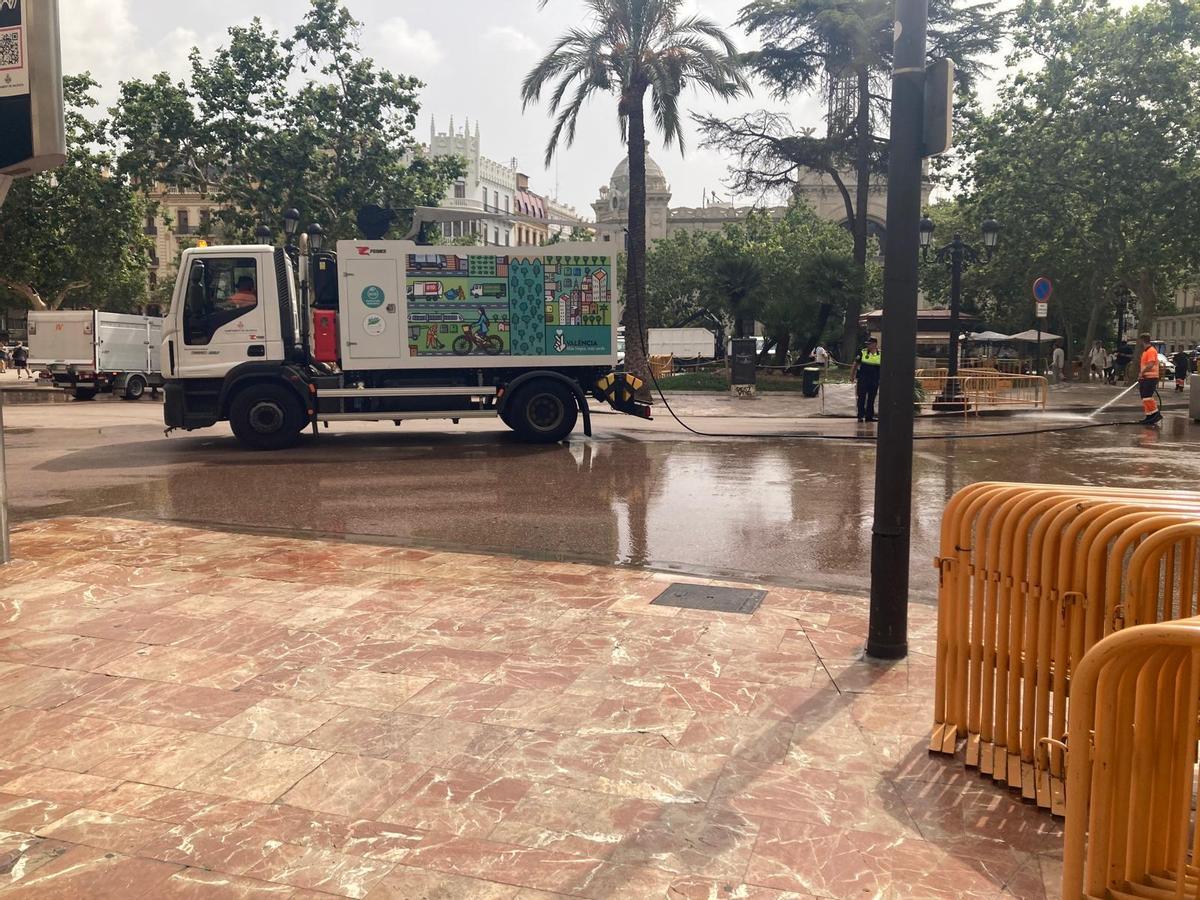 Los equipos de limpieza trabajabando esta mañana