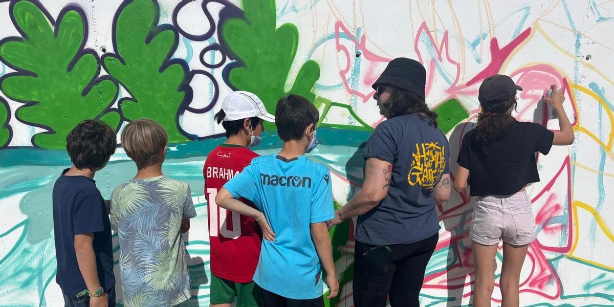 Los y las jóvenes de entre 10 y 16 años dan forma estos días a varios murales en distintos puntos de Almassora, con un claro mensaje en femenino e igualitario.