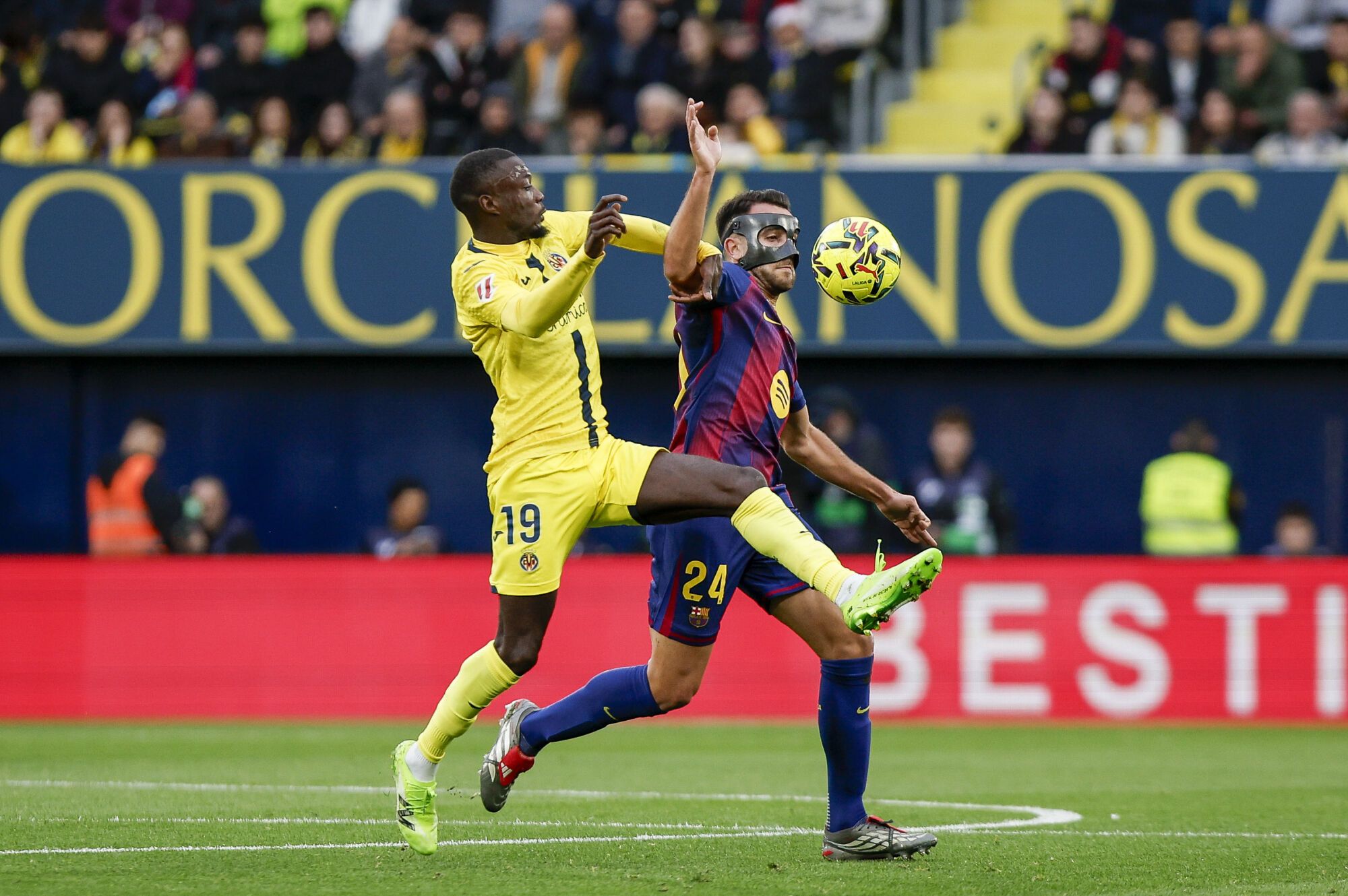 VILLARREAL (CASTELLÓN), 21/12/2025.- El delantero del Villarreal Nicolas Pépé (i) pelea un balón ante el centrocampista del Barça Eric García este domingo, durante el partido de la jornada 17 de LaLiga EA Sports, que disputan Villarreal CF y el FC Barcelona en el Estadio de la Cerámica. EFE/ Biel Alino