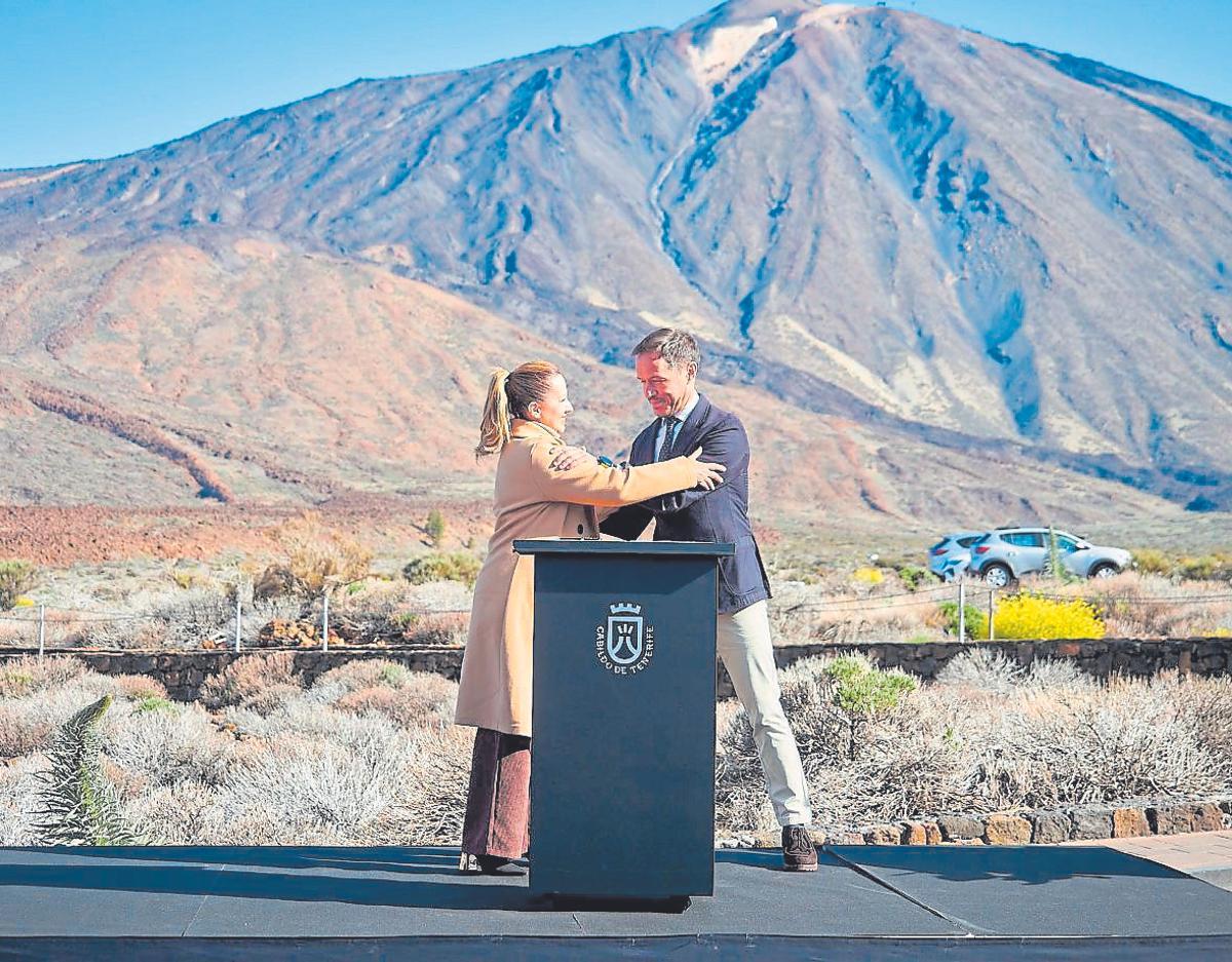 Momento de la firma de transferencias de competencias del Parque Nacional de El Teide, entre la presidenta del Cabildo, Rosa Dávila, y el consejero de Transición Ecológica y Energía, Mariano Hernández.
