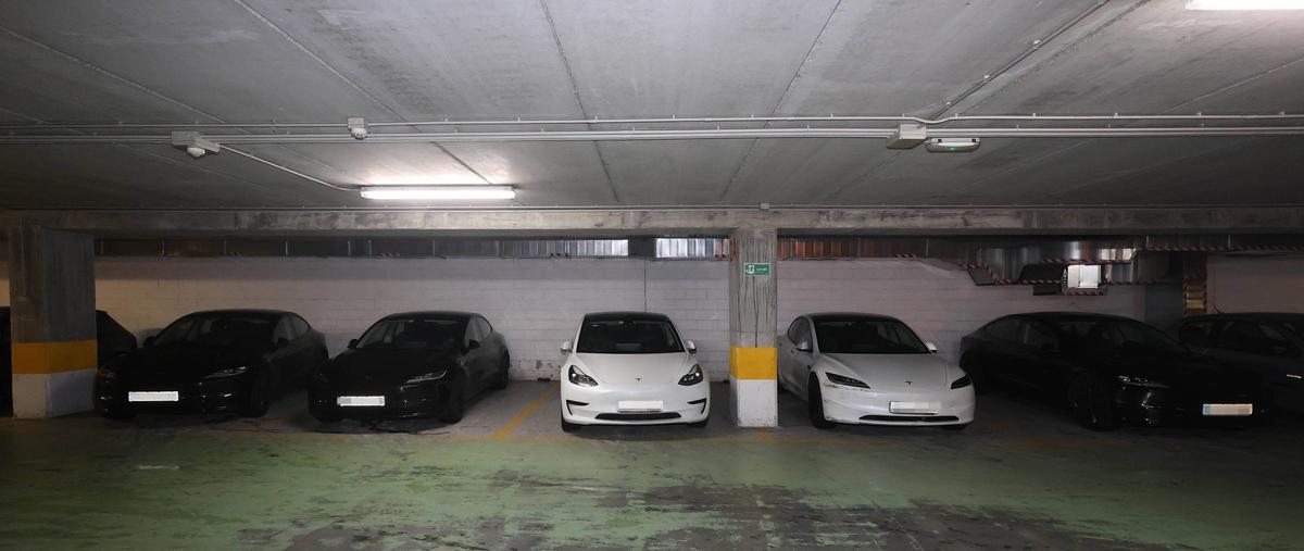 Vehículos VTC en el depósito municipal de Vigo.