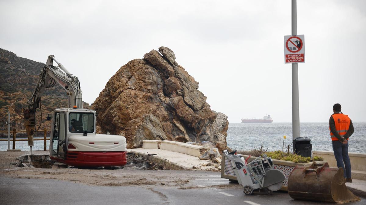 Comienza el arreglo del paseo marítimo del Portús.
