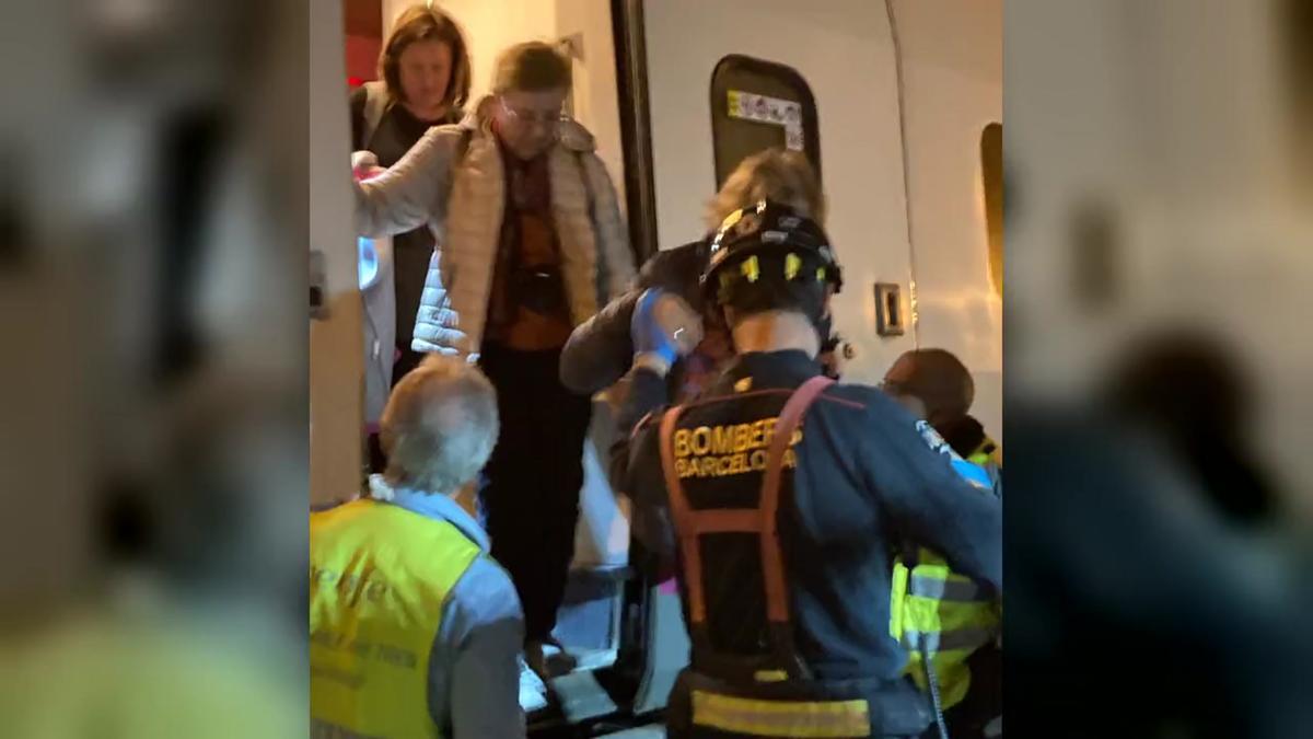 Pasajeros evacuados del tren AVE averiado en Barcelona.