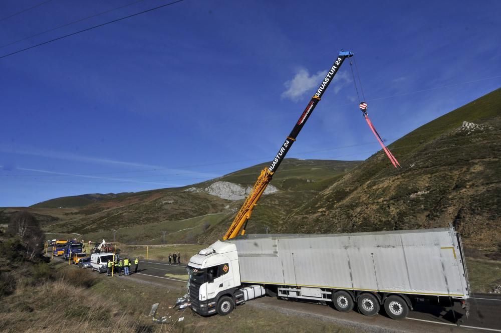 El vuelco de un camión obliga a cortar la carretera de Pajares