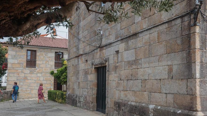 Limpian las pintadas de la iglesia de San Benito: «Espero que la justicia reclame el daño al autor»