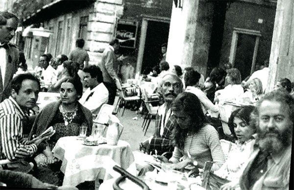 En una terraza en Roma en los años 70 junto a varios amigos.