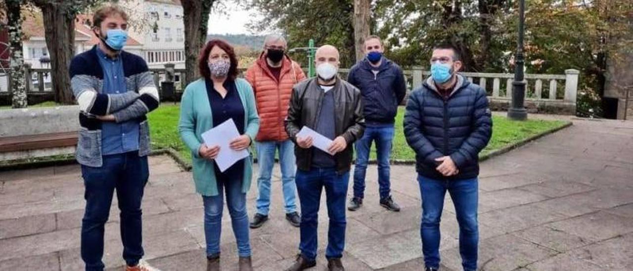 Néstor Rego con representantes del BNG dezano durante una reciente visita a Lalín. |