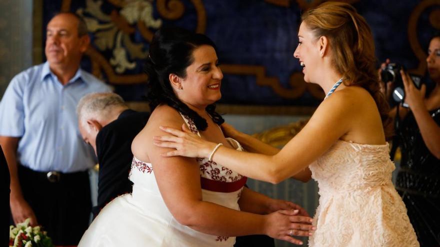 Nerea Belmonte, a la derecha, con una novia en una boda en el Ayuntamiento de Alicante