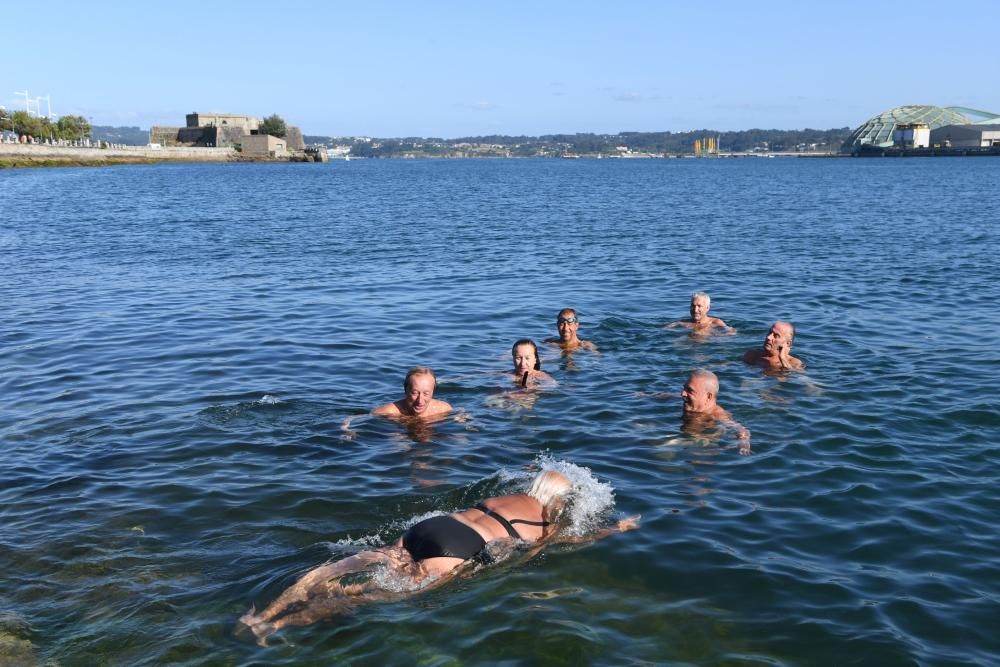 Bañistas veteranos de O Parrote desafían el veto