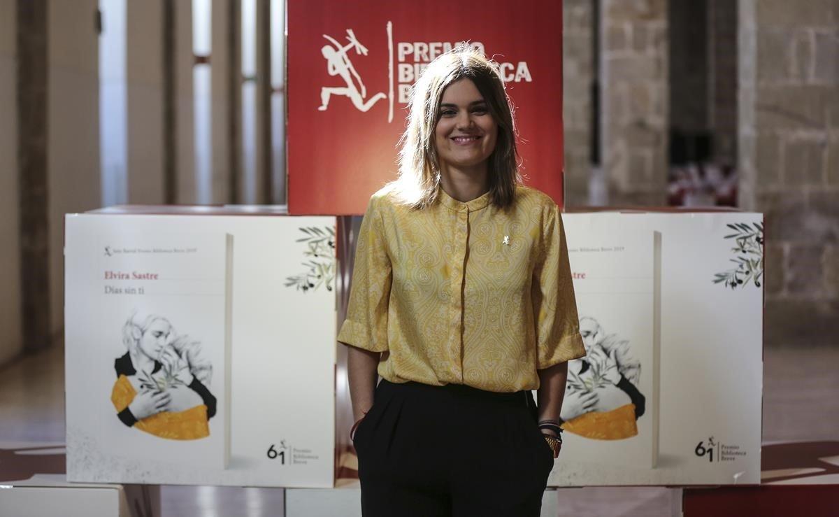 La escritora Elvira Sastre, ganadora del Premio Biblioteca Breve, este lunes. 