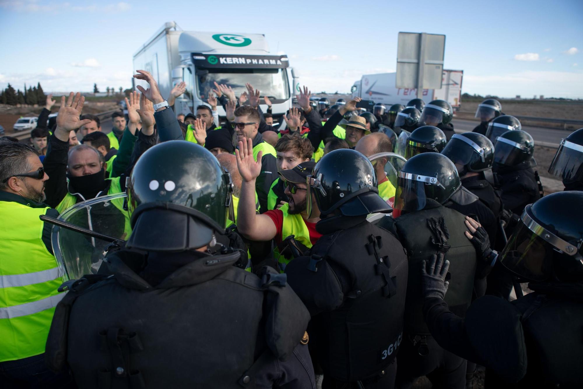 FOTOS: Las protestas de los agricultores desalojados de la AP-7 entre San Javier y Los Alcázares, en imágenes