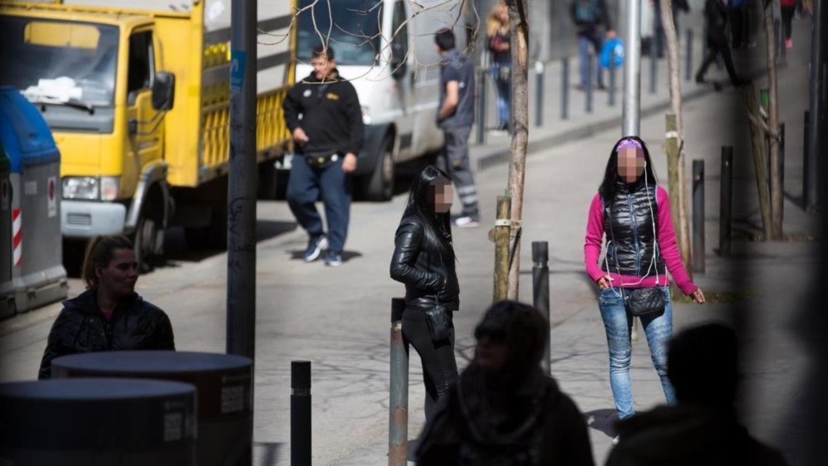 Prostitución callejera en la calle de Robador, en Barcelona.