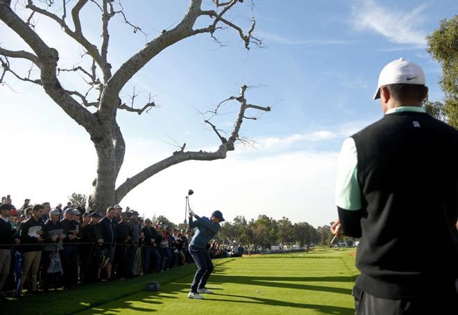 Rory McIlroy en el 3r hoyo de la primera ronda del Genesis Open en el Riviera Country Club en Pacific Palisades, California