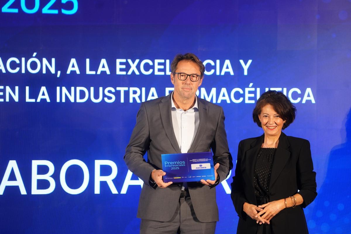 Bernardo de Rafael Töpfer, director general d’Adamed Laboratorios va rebre el premi de mans de Beatriz García-Quismondo, directora de Polítiques Digitals, Talent Digital i Connectivitat d’AMETIC.