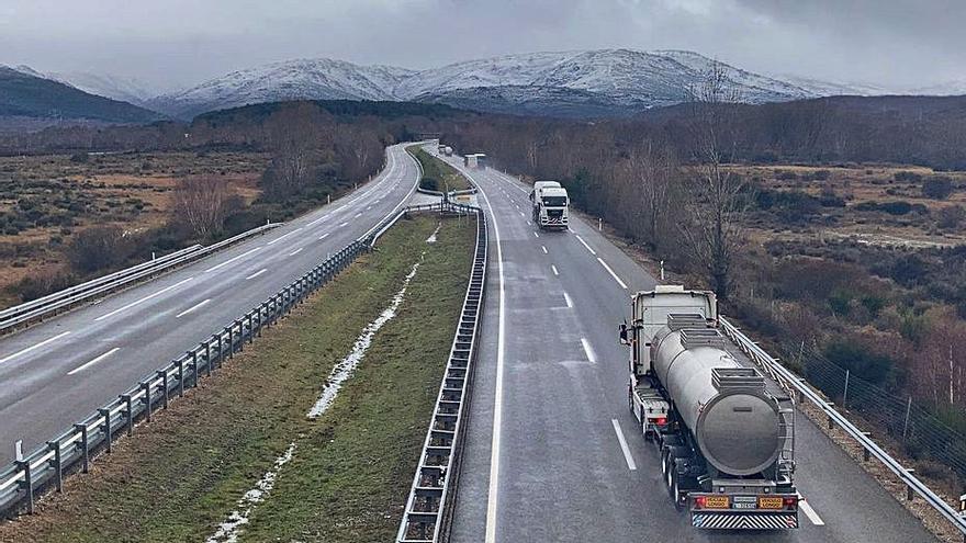 El mal tiempo obliga a embolsar camiones en la A-52, a la altura del alto de Padornelo