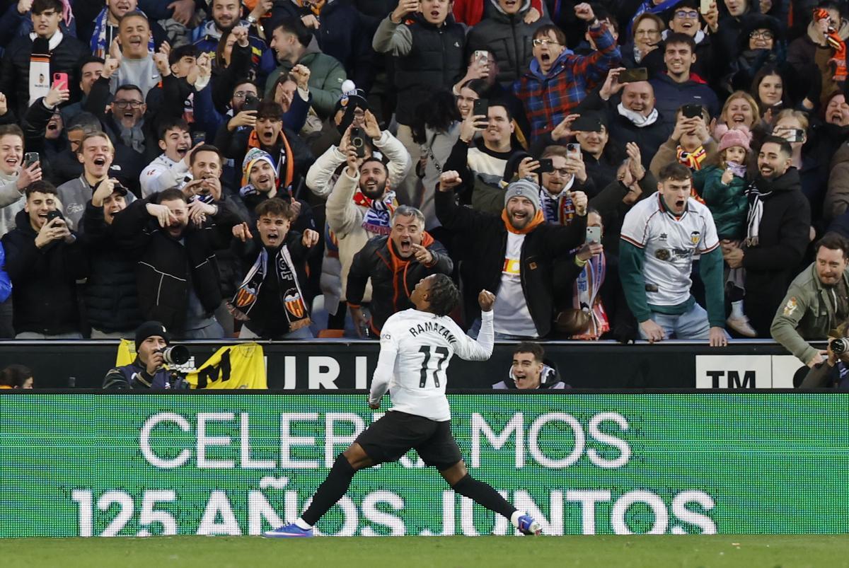 Ramazani celebra su gol contra el Espanyol ante una afición eufórica.