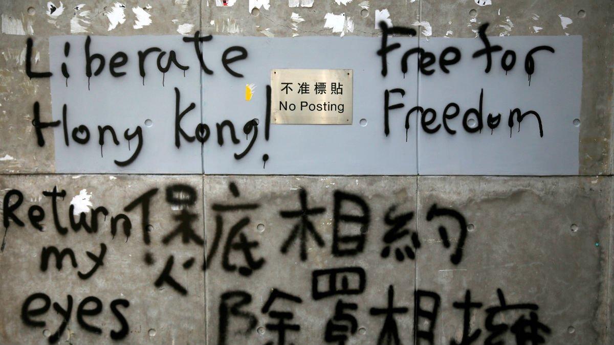 Pintadas pidiendo la liberación de Hong Kong, en la delegación del Gobierno chino.