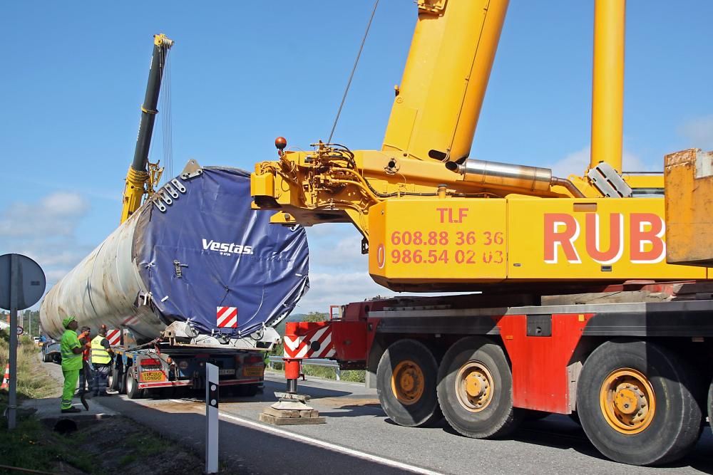 Cortan durante horas la N-541 para retirar el pilar del eólico que cayó por la pendiente lateral. Fue necesario utilizar dos grúas de gran tonelaje para poder levantar la pesada columna y depositarla