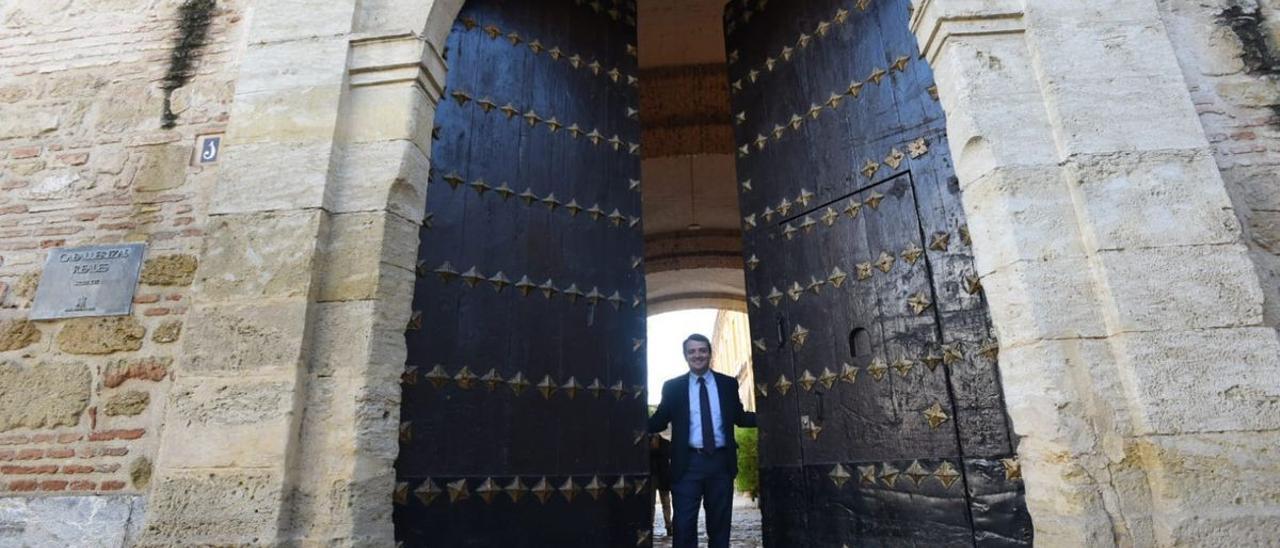 El alcalde de Córdoba, en la puerta principal de Caballerizas Reales.