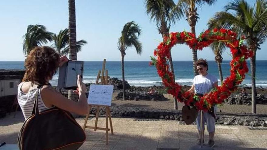 Turistas ayer inmortalizándose junto al corazón de San Valentín. | lp/dlp