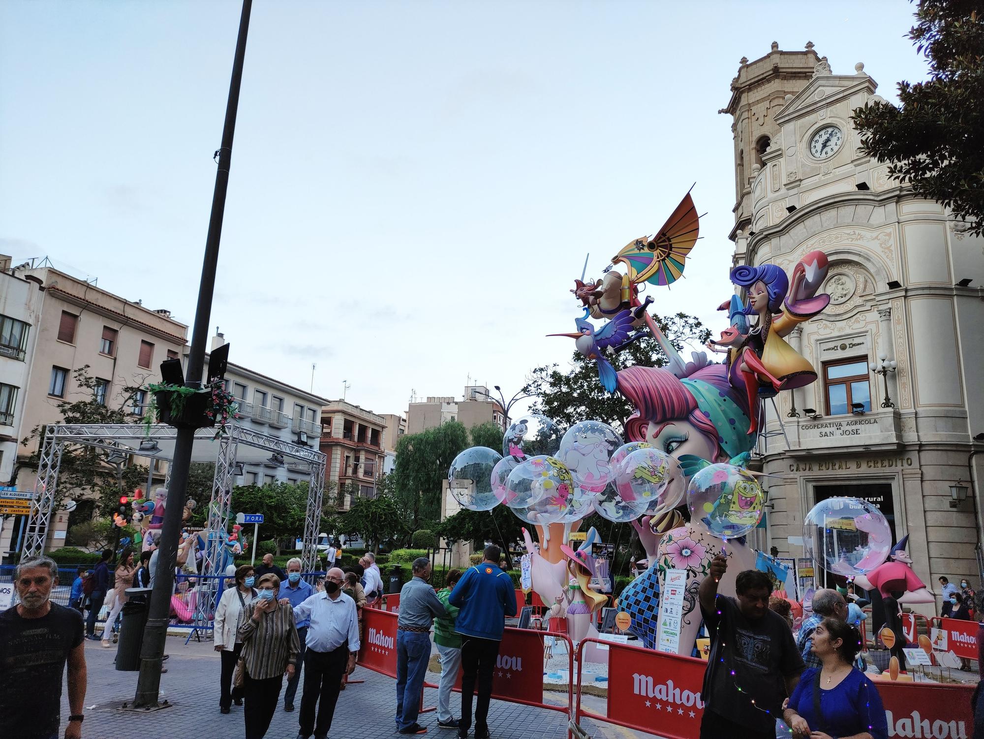 Calles llenas en Burriana en la víspera de la 'cremà'