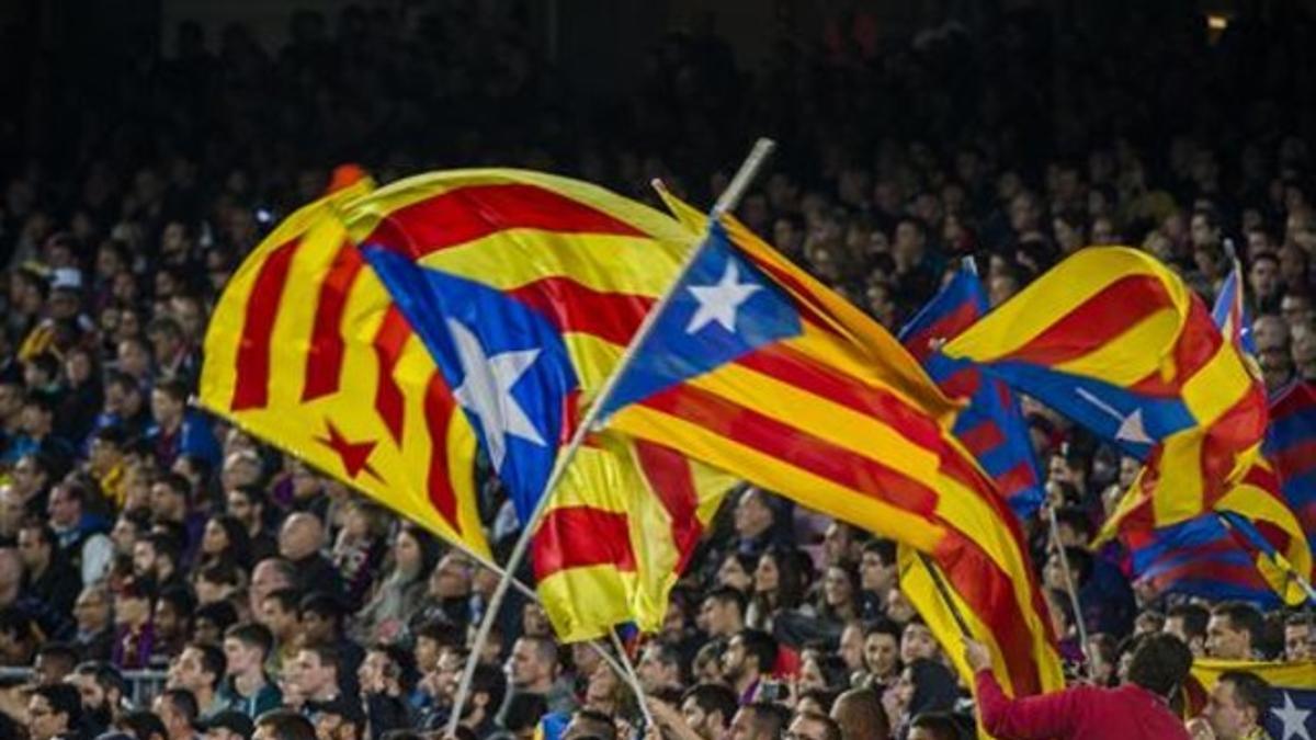 Las gradas del Camp Nou se llenaron de esteladas de nuevo.