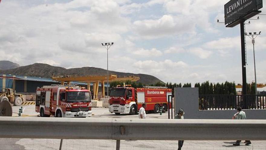 La planta N4 de Levantina en Novelda al mediodía de ayer durante la intervención de los bomberos y la Guardia Civil.