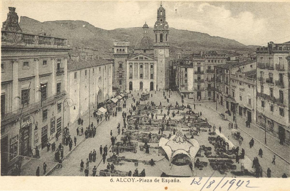 Imagen de la Plaza de España de Alcoy tomada el 12 de agosto de 1942 y recreada con inteligencia artificial en un vídeo.