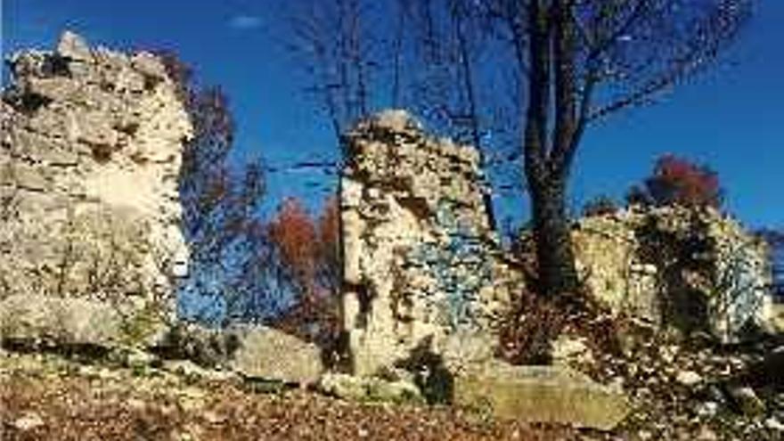 Restes de l&#039;antiga fortificació amb arbres cremats al voltant.