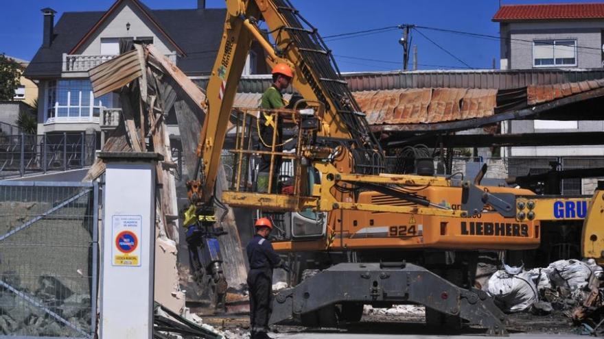 Derriban los restos de una de las naves de Impex que se incendió en abril