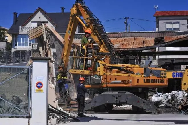 Derriban los restos de una de las naves de Impex que se incendió en abril
