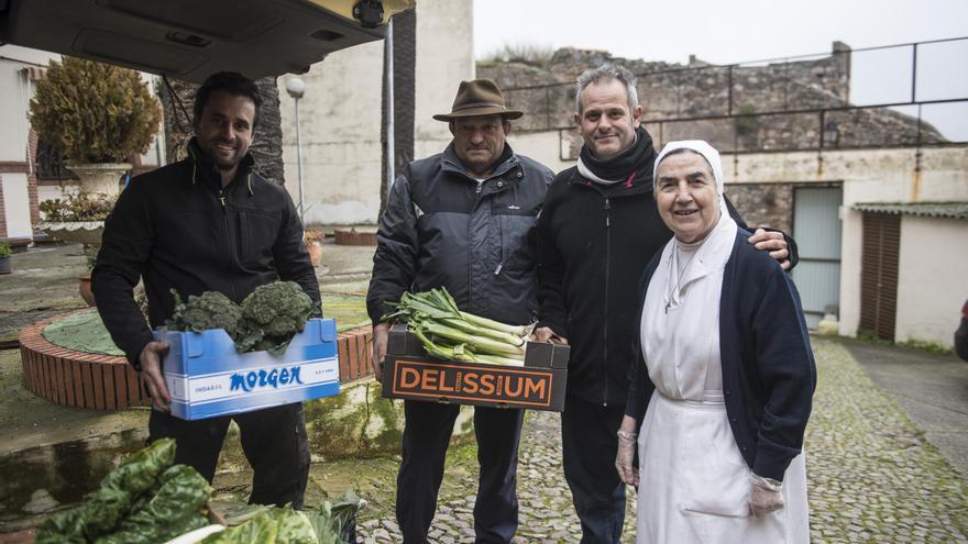 La comunidad de regantes La Concordia de Cáceres dona 170 kilos de alimentos y 24 docenas de huevos a las Hijas de la Caridad