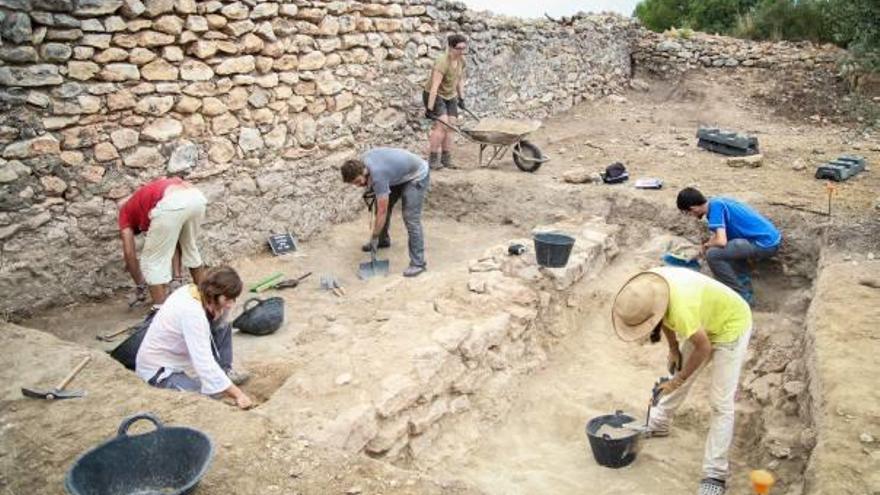 Arqueólogos trabajando en las excavaciones de Valencia la Vella, donde se produjo el expolio.