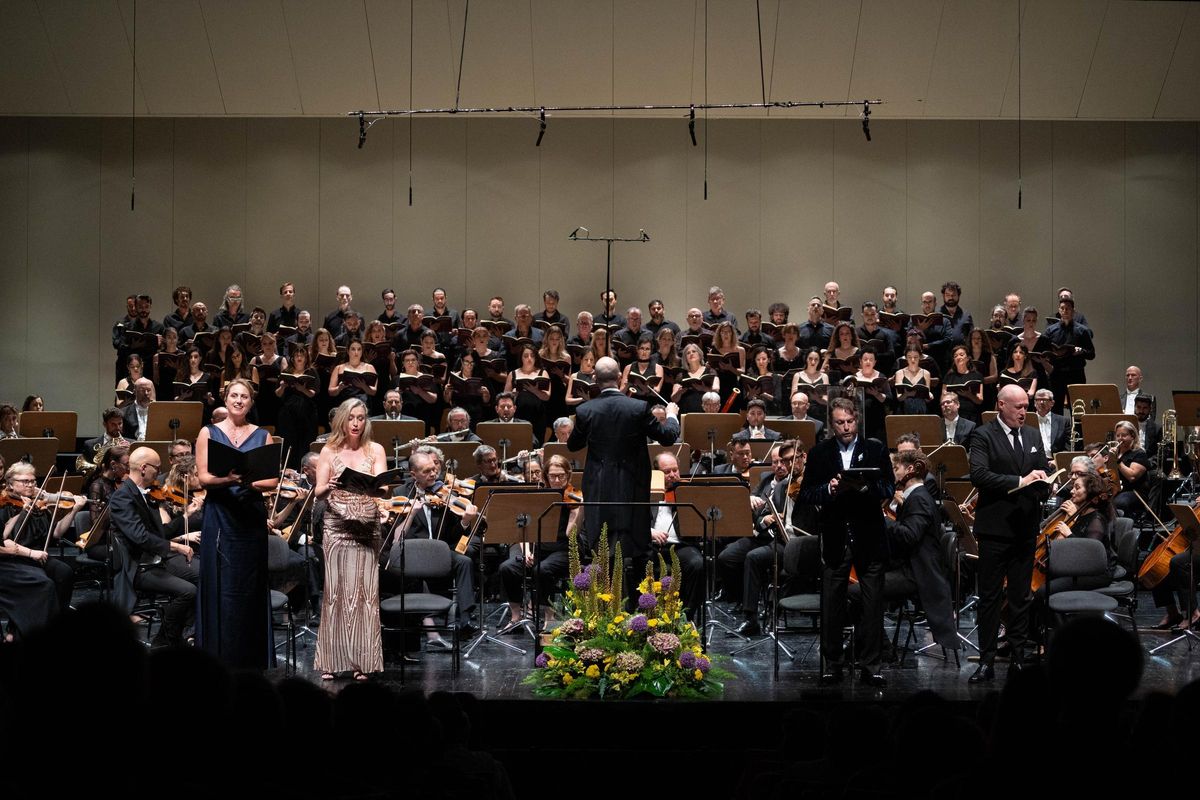 El Coro del Teatro de la Maeastranza y la Real Orquesta Sinfónica de Sevilla a las órdenes de la batura de Guillermo García Calvo.