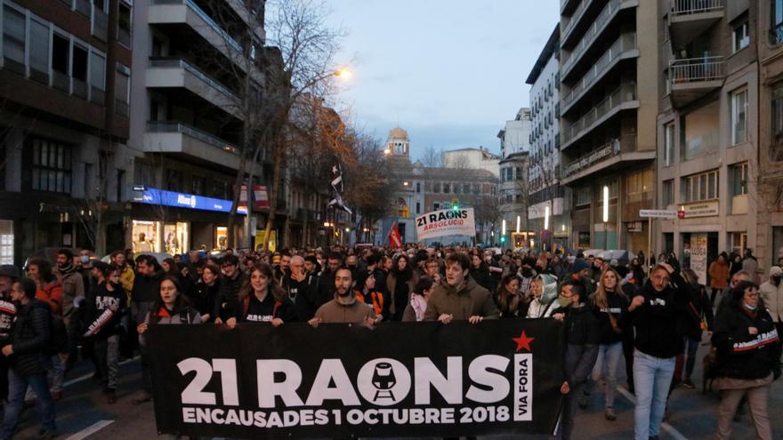 Mig miler de persones es manifesten a Girona en suport als quatre encausats pel tall de les vies de l&#039;AVE del 2018