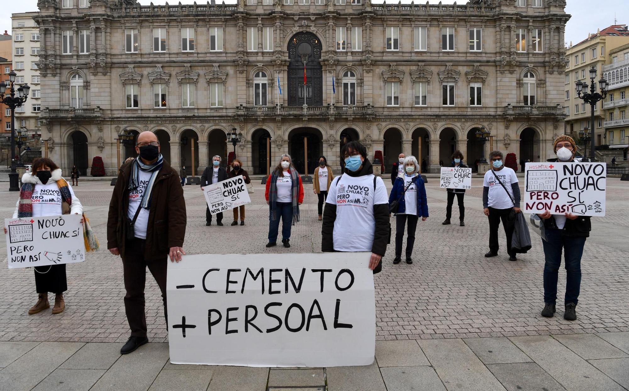 Concentración de vecinos de Eirís afectados por la ampliación del Hospital