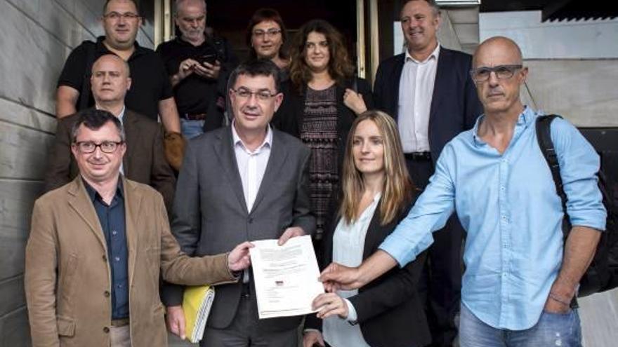 Miembros de Compromís y Podemos formalizaron ayer ante notario el protocolo de la nueva coalición.