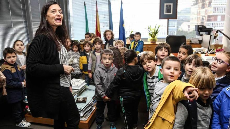 Los niños del colegio de Salinas preguntan a la Alcaldesa por su trabajo diario