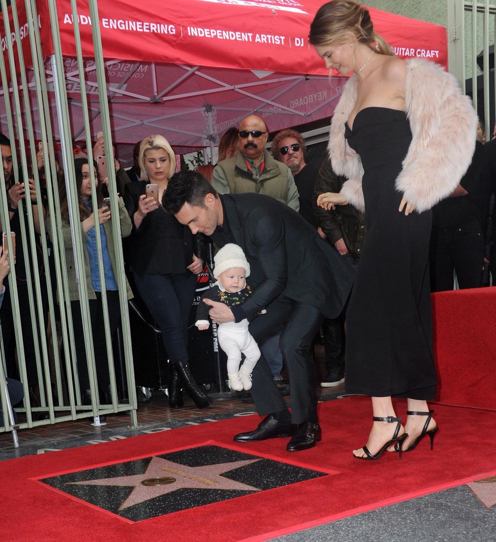 Adam Levine con Behati Prinsloo y su hija Dusty