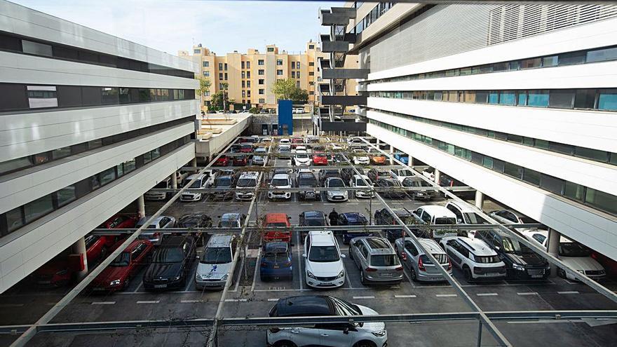 El aparcamiento del hospital, ayer a media mañana. | VICENT MARÍ