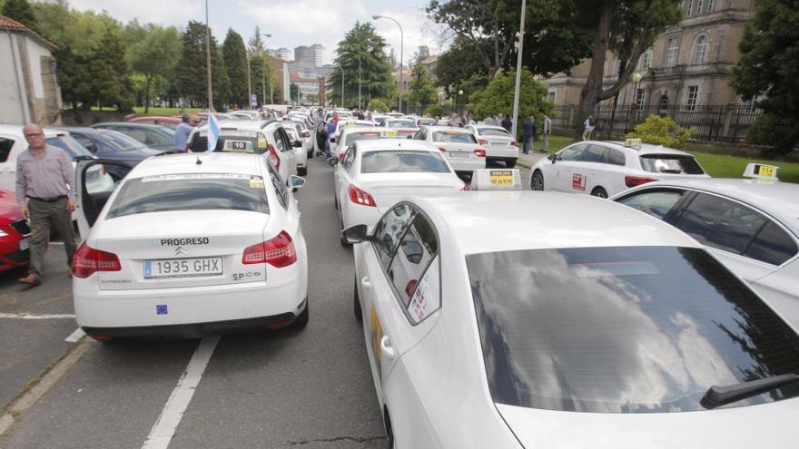 Doscientos taxis rodean la Xunta y exigen frenar &quot;la competencia desleal&quot; de Uber