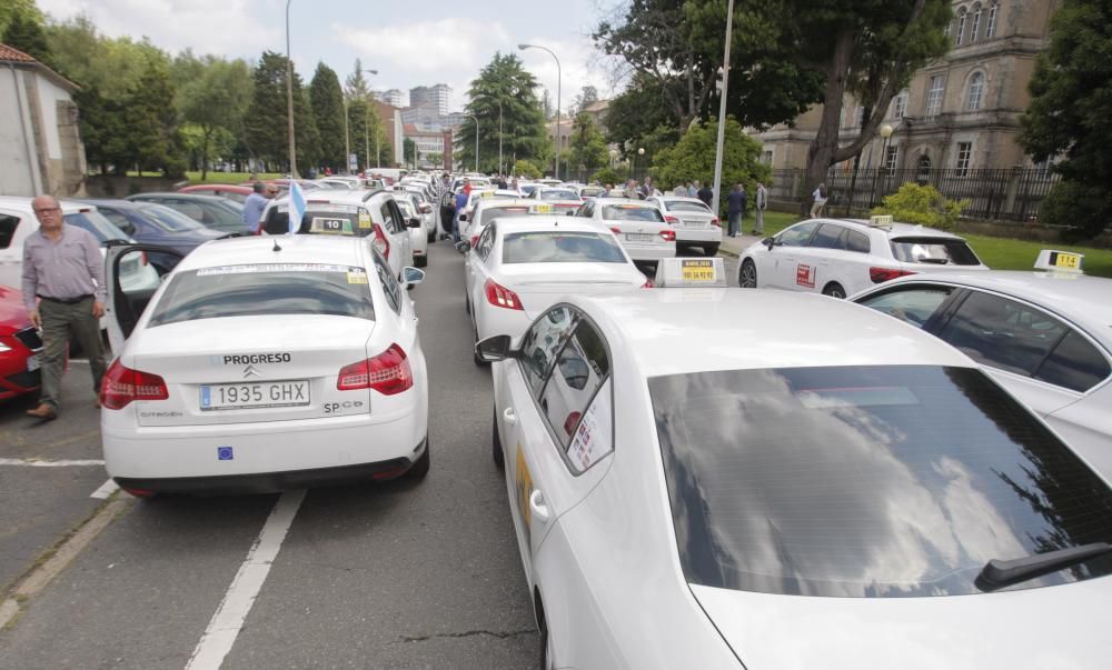 Los taxistas 'toman' la Xunta contra Uber y Cabify