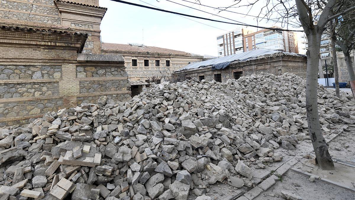 Restos derribados de los muros perimetrales de la Cárcel Vieja, el pasado mes de febrero.