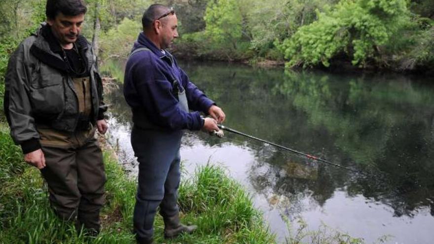 Cuatro pescadores inauguraron ayer la temporada de pesca del salmón en Monte Porreiro. // Gustavo Santos