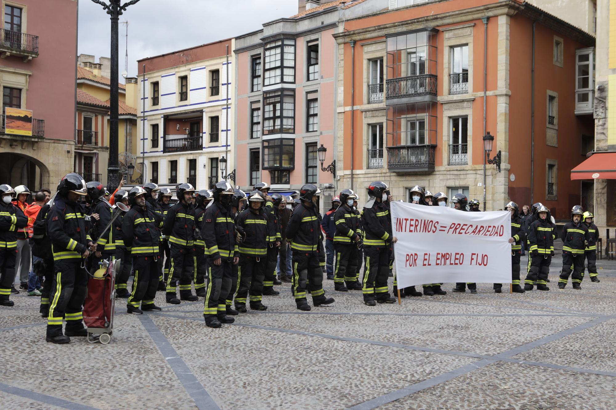 Concentración de bomberos en la plaza Mayor